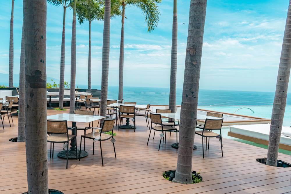 Rooftop dining deck